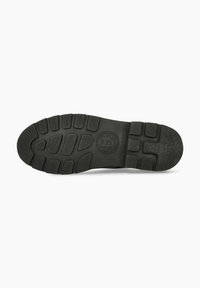 Semelle de chaussure en caoutchouc noir avec des motifs de bande de roulement texturés, présentant des indentations circulaires et rectangulaires pour l'adhérence, logo en relief au centre.