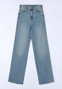Jean droit taille haute bleu clair, avec bouton frontal, fermeture éclair et design à cinq poches, posé à plat sur un fond blanc.