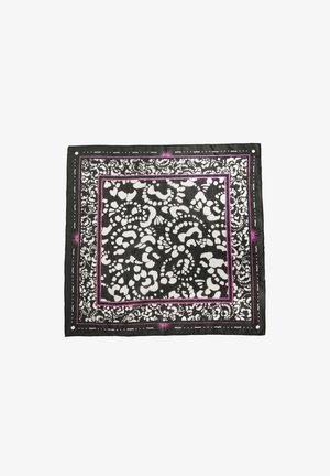 Bufanda negra de seda, con un patrón floral blanco y bordes rosas. Forma cuadrada con detalles decorativos en los bordes.
