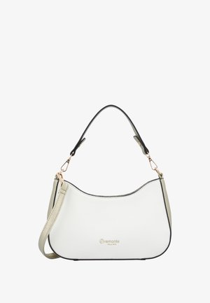 Sac à main en cuir blanc texturé avec une forme courbée, des garnitures noires, une bandoulière ajustable et des éléments en métal doré. Logo de la marque discrètement affiché.