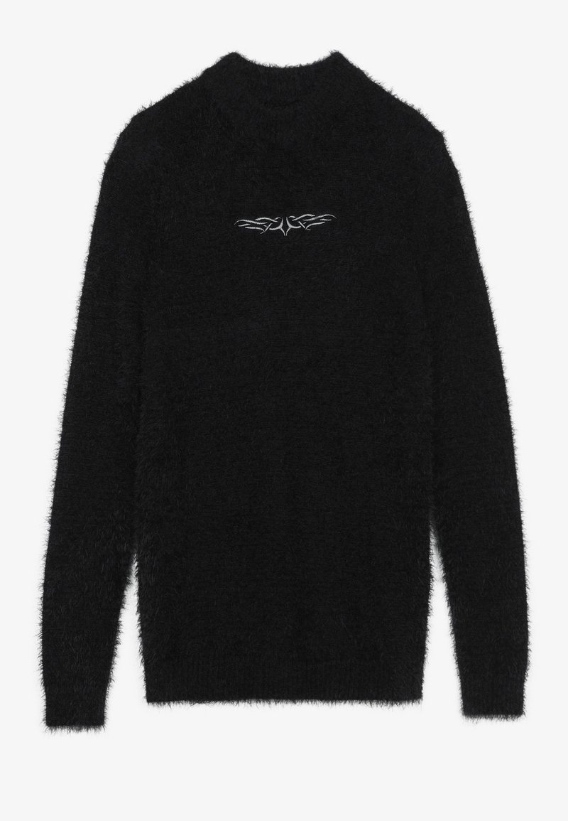 Schwarzer, flauschiger Pullover aus dickem Material. Mit Rundhalsausschnitt und einem dezenten weißen Emblem auf der Brust. Lange Ärmel sind ebenfalls enthalten.