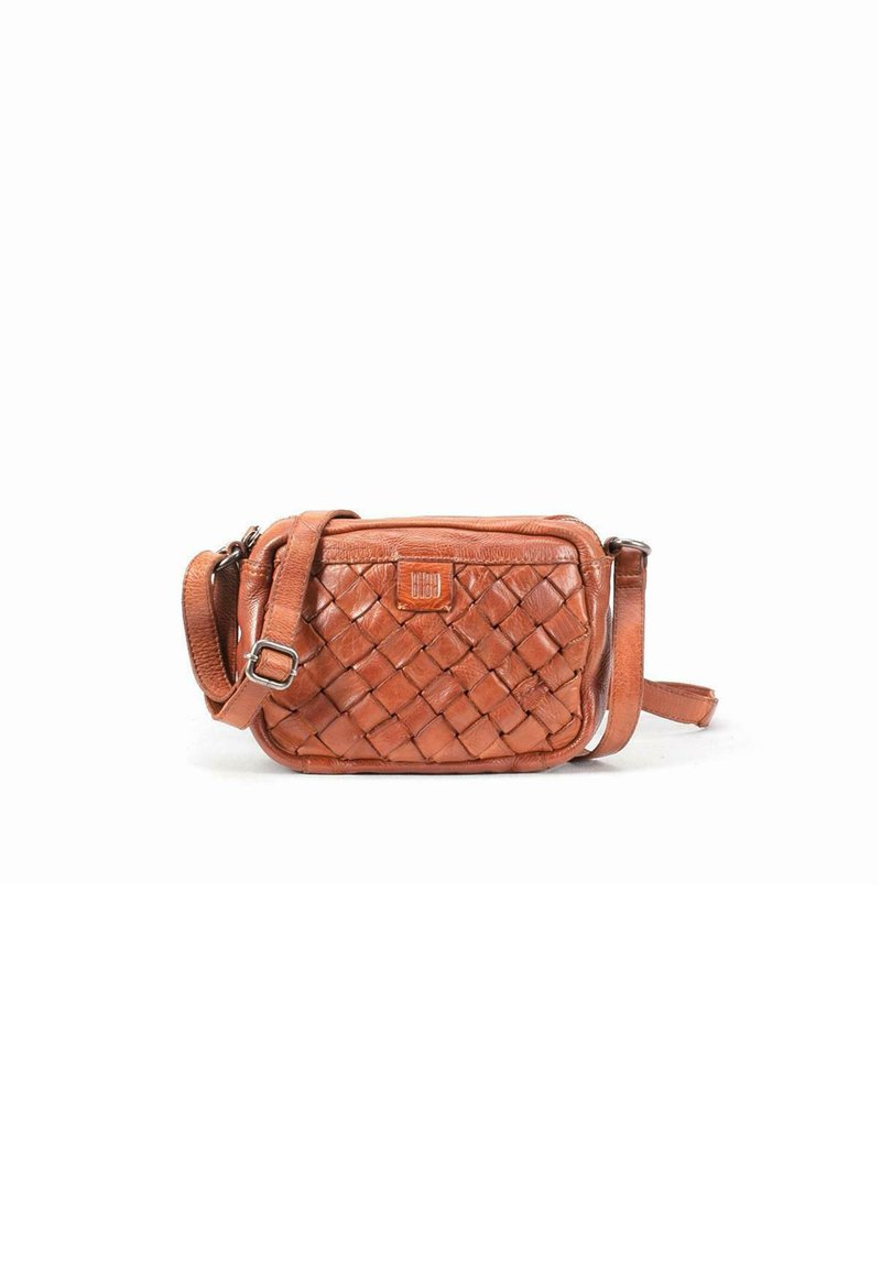 Hnedá tkaná kožená crossbody taška s obdĺžnikovým tvarom, nastaviteľným popruhom a malou logom nálepkou na prednej strane.