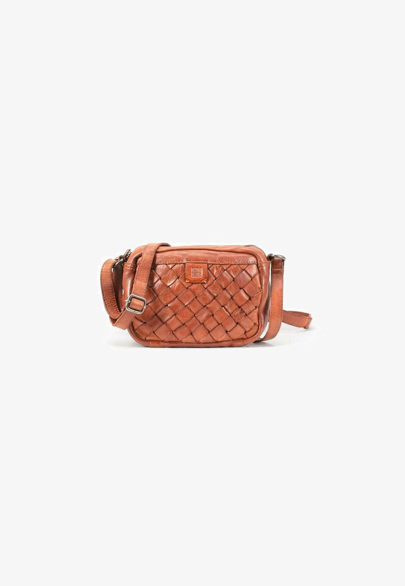 Hnedá tkaná kožená crossbody taška s obdĺžnikovým tvarom, nastaviteľným popruhom a malou logom nálepkou na prednej strane.