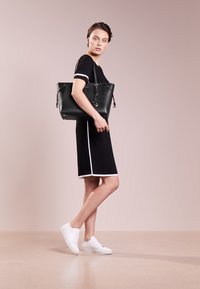 MICHAEL Michael Kors VOYAGER TOTE - Käekott - black