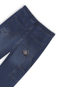 Pantaloni in denim blu scuro con cintura elastica. Presentano due tasche posteriori con cuciture decorative e un'etichetta con il marchio sulla tasca destra.
