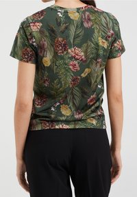 Krátký rukáv, zelený květinový top s kombinací oranžových, růžových a žlutých květin a listovými vzory; vyrobený z měkkého, texturovaného materiálu.