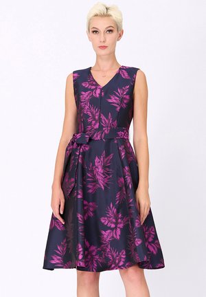 Smart and Joy PATINEUSE BROCART À MOTIF FLORAL - Robe de jour - violet