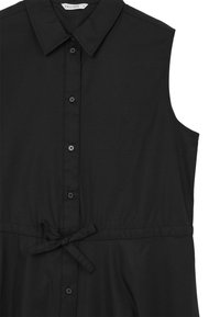 Abito nero senza maniche con bottoni frontali, colletto e cintura in vita. Realizzato in un tessuto liscio con un design semplice e sobrio.