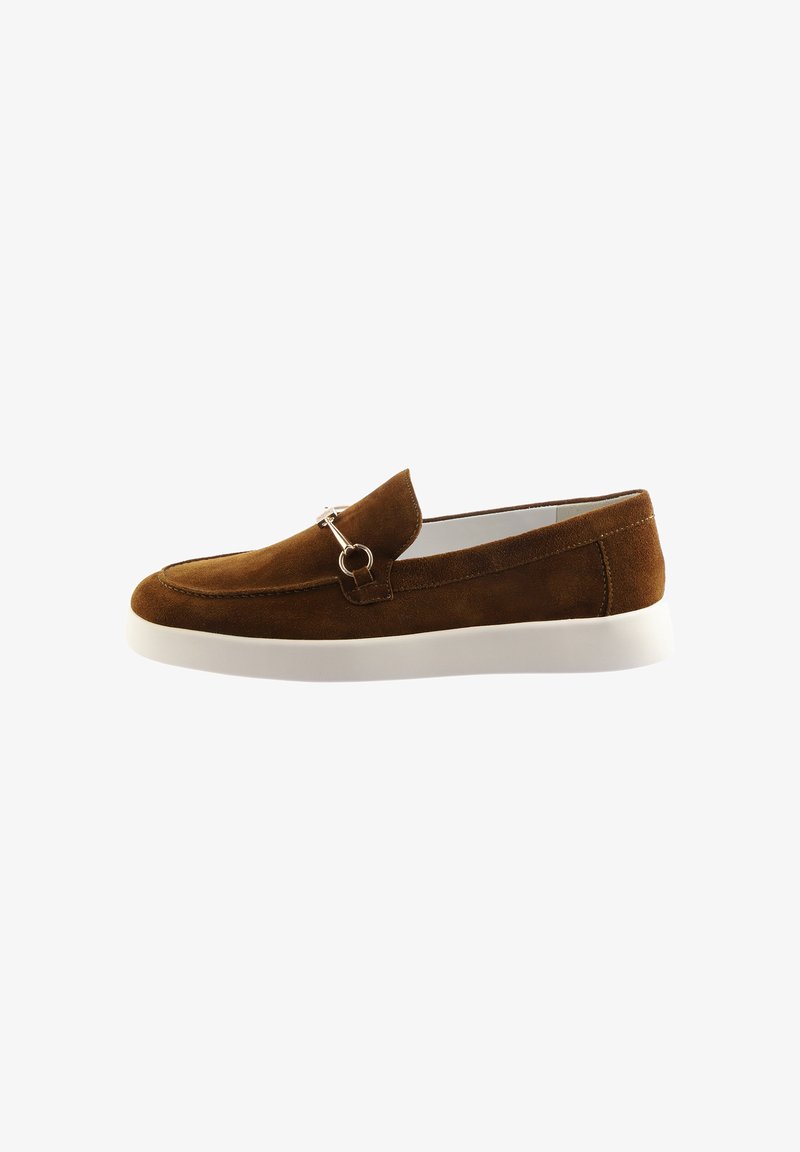 Bruna mocka loafers med silverfärgad detalj och vit gummisula, sidovy på en vit bakgrund.