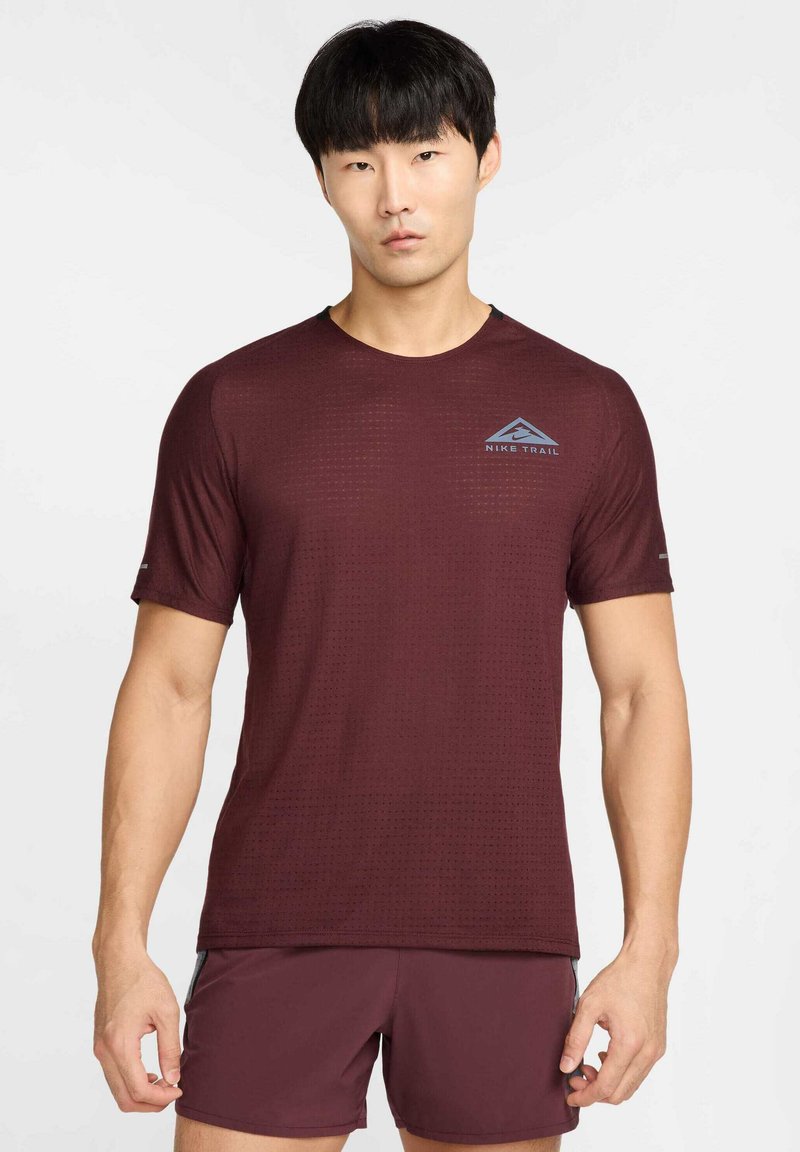 Nike Performance Sport T-shirt donkerrood Nike Performance Sport T-shirt donkerrood