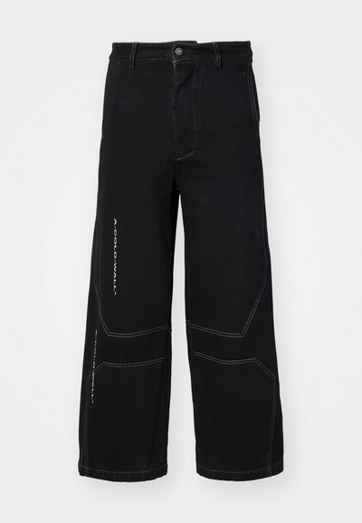 Jeans largi negri din denim, cu cusături albe contrastante și detalii geometrice pe panouri. Închidere cu buton frontal și buzunare.