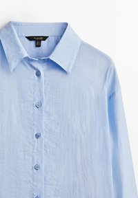 Jasnoniebieska koszula wykonana z teksturowanej tkaniny, z klasycznym kołnierzem, zapinana na guziki z przodu, z sześcioma dopasowanymi guzikami.