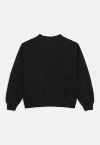 Melna džemperis, kokvilnas maisījums, apaļa kakla dizains, garas piedurknes, ribotas aproces un apakša, ar mazu logo kreisajā apakšējā daļā.