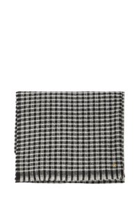 Sorte og hvide ternede tørklæde i et blødt materiale, med frynsede kanter og et lille guldlogo i et af hjørnerne.