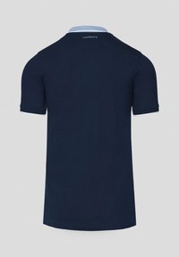 Granatowa koszulka polo z krótkim rękawem z jasnoniebieskim kołnierzykiem i białymi detalami. Wykonana z gładkiego materiału, ma klasyczny krój i minimalne oznakowanie.