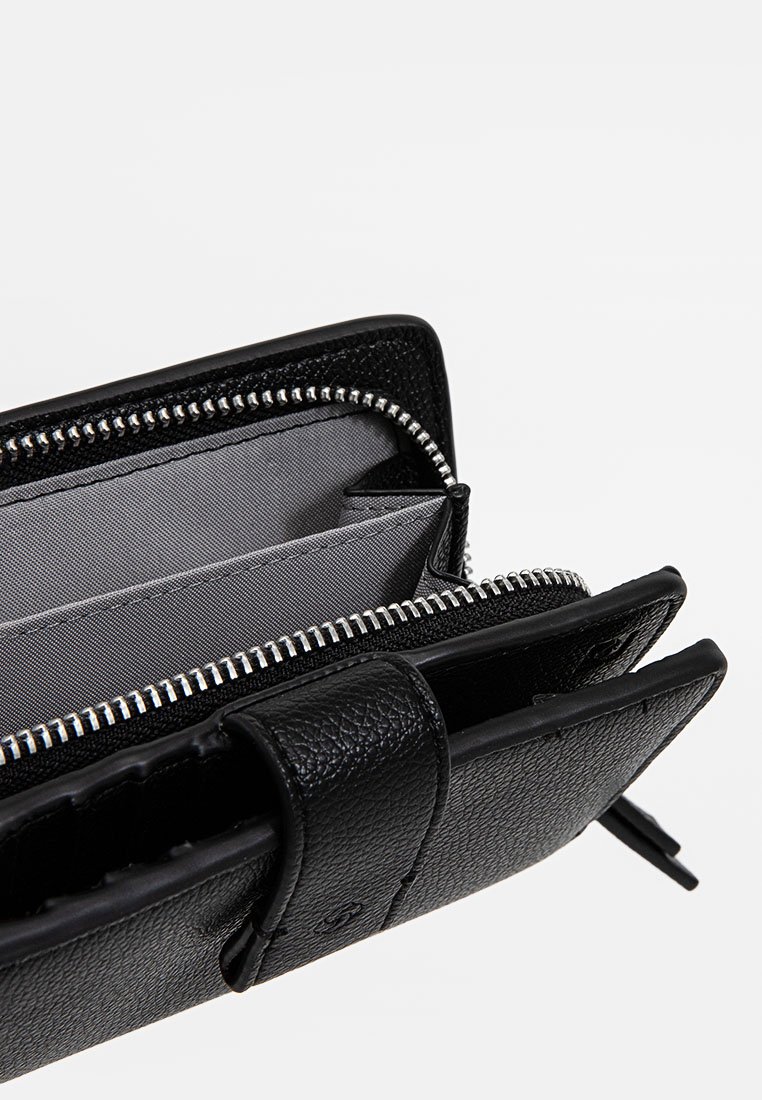 Cartera de cuero negro con cierre de cremallera, acabado texturizado, interior de tela gris, múltiples ranuras para tarjetas y detalles de costura visibles.