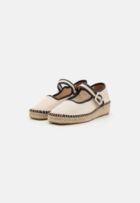 Lichtbeige canvas espadrilles met een zwarte rand en verstelbare band, met een geweven jute zool en een puntige neusontwerp.
