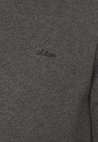 Dunkelgrauer Strickpullover mit gerippter Textur und kleinem, schwarzem, gesticktem Logo oben links.