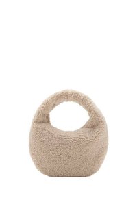 Sac en fausse peau de mouton beige avec une poignée arrondie, texture douce et forme compacte et bulbeuse. Design sans couture sans matériel supplémentaire.