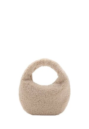 Bolso de imitación de borreguito color beige con un asa redondeada, textura suave y una forma compacta y bulbosa. Diseño sin costuras y sin hardware adicional.