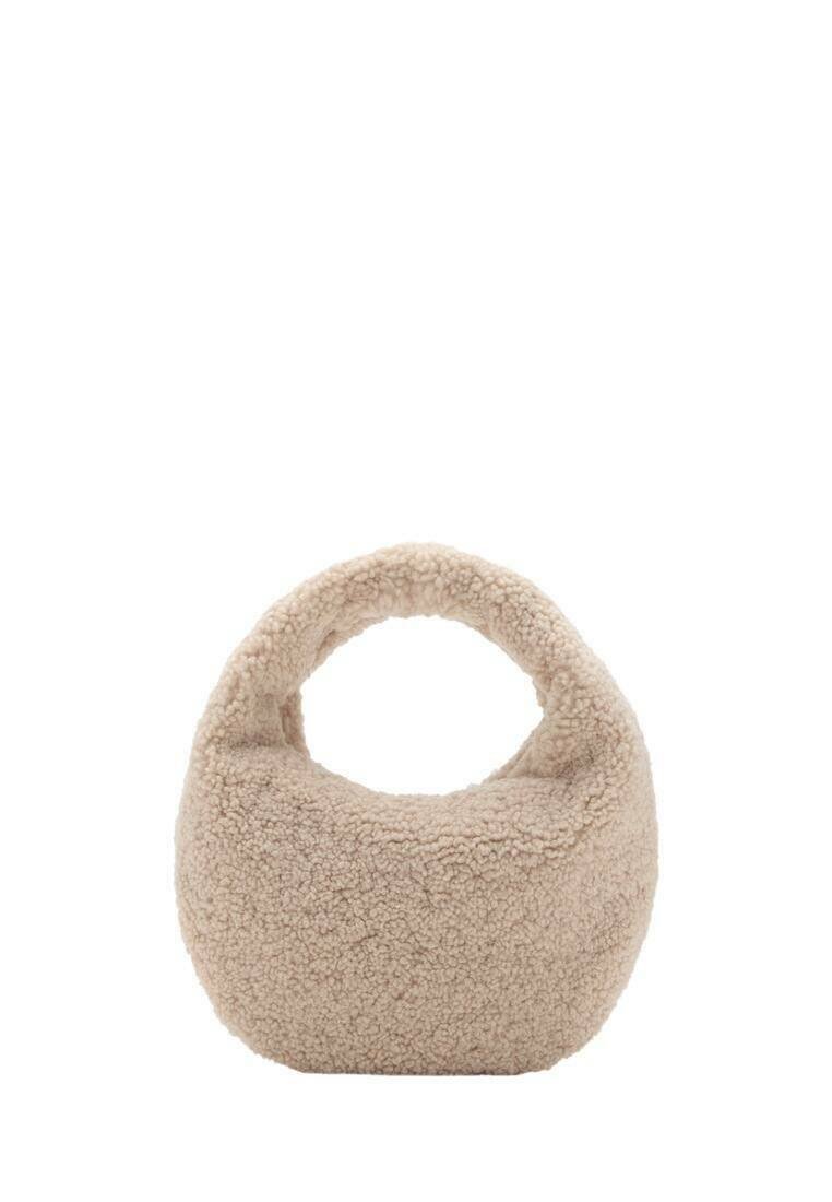 Sac en fausse peau de mouton beige avec une poignée arrondie, texture douce et forme compacte et bulbeuse. Design sans couture sans matériel supplémentaire.