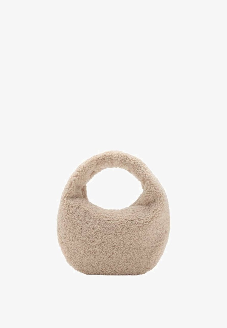 Sac en fausse peau de mouton beige avec une poignée arrondie, texture douce et forme compacte et bulbeuse. Design sans couture sans matériel supplémentaire.