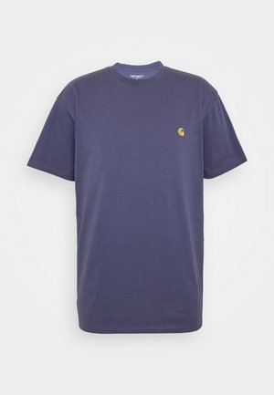 Granatowy, krótki rękaw koszulka Carhartt z okrągłym dekoltem i małym żółtym logo na lewej piersi na białym tle.