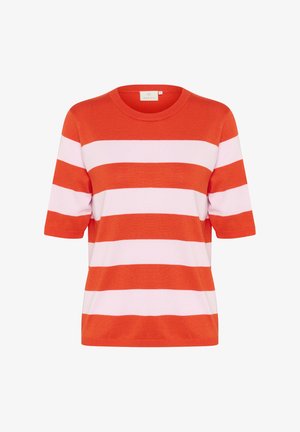 Top de punto de manga corta a rayas rojas y rosas con cuello redondo y corte relajado, que presenta una textura suave y detalles de costura visibles.