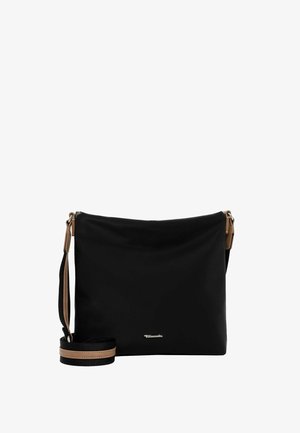 Bolso bandolera cuadrado negro con correa marrón ajustable y pequeño logotipo de la marca en plata en el frente.