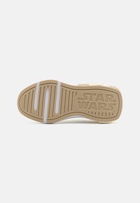 adidas Performance STAR WARS RUNNER KIDS UNISEX - Gyaloglócipő - off white/sandy pink/wonder beige