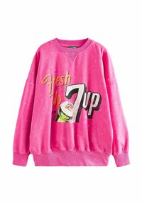 Lyserød crewneck-sweatshirt med en slidt tekstur, oversized pasform og grafisk print af "Fresh Up" med 7UP-logo på fronten.