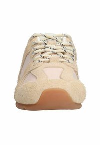 Beige sportieve schoen met een bovenwerk van suede en mesh, ronde neus, crèmekleurige veters met zwarte spikkels, gevoerde zool en minimale zijaccenten.