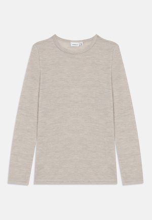 Μακρυμάνικη, ανοιχτό μπεζ μπλούζα από μαλακό, υφασματοποιημένο ύφασμα με στρογγυλή λαιμόκοψη και τελειωμένα μανίκια. Χωρίς ορατά σχέδια ή διακοσμήσεις.