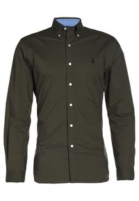 Długa, ciemnooliwkowa koszula na guziki z kołnierzykiem zapinanym na guziki oraz jasnoniebieską podszewką wewnętrznego kołnierza, z małym haftowanym logo na piersi.