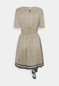 Gul og hvid mønstret kjole med korte ærmer, elastisk talje, en flagrende nederdel og en sort-hvid stribet kant.