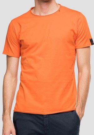Orange t-shirt med korte ærmer, lavet af glat stof, med rund halsudskæring og et diskret logodetalje på ærmet.