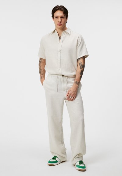 J.LINDEBERG NOAH WIDE - Trousers - 1679 safari beige