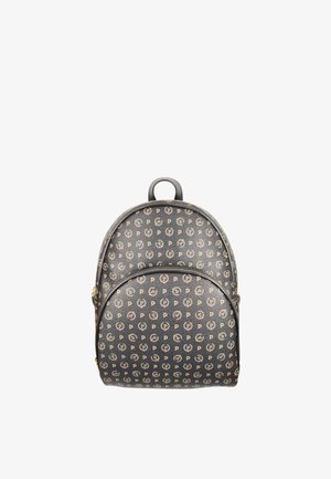 Zainetto marrone piccolo con motivi circolari beige e la lettera "P" ripetuta, tasca frontale con zip e anello superiore per il trasporto.