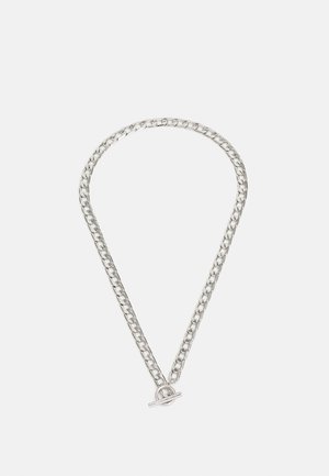 Colar de corrente em tom prateado com elos interligados, apresentando um fecho de gancho. Textura suave com um design minimalista.