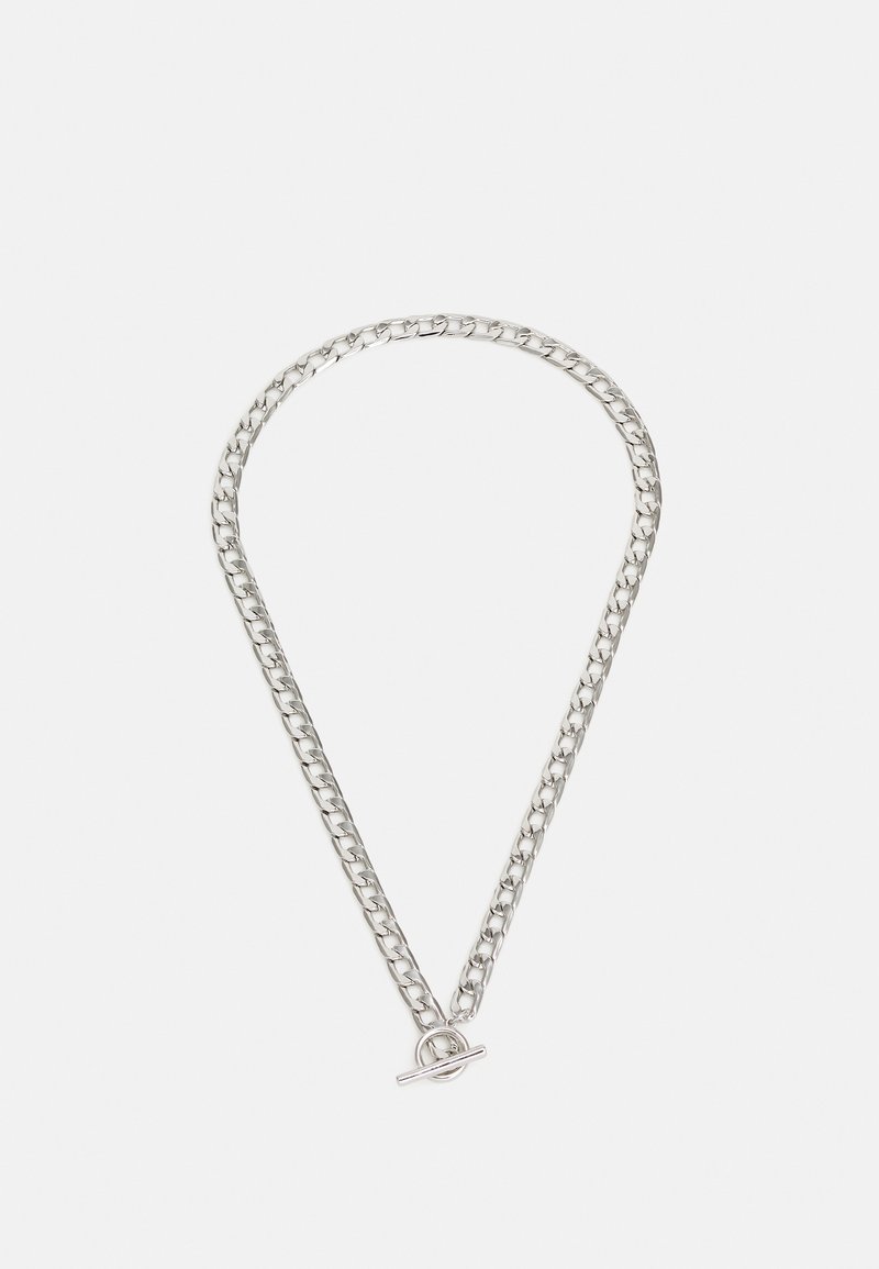 Colar de corrente em tom prateado com elos interligados, apresentando um fecho de gancho. Textura suave com um design minimalista.