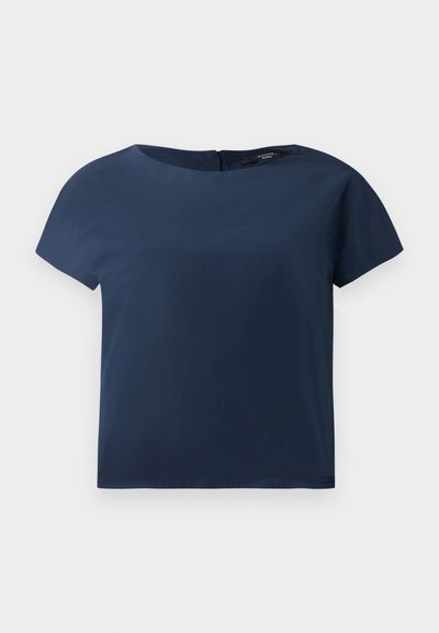 Top corto a maniche corte blu navy, scollo rotondo, tessuto morbido, vestibilità rilassata, con una chiusura sul retro discreta e minimi dettagli di cucitura.