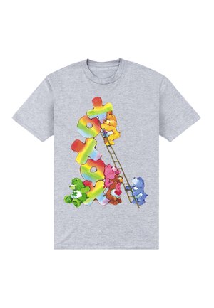 Šedé bavlněné tričko s barevnými grafikami medvěda a designem žebříku, s jasnými, hravými barvami a detailními kreslenými prvky.