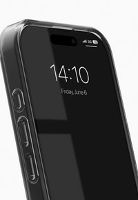 Schwarzes Smartphone mit durchsichtigem Gehäuse, Anzeige der Uhrzeit 14:10 und des Datums 6. Juni. Sichtbare seitliche Tasten und Anschlussöffnungen, schlankes Design.