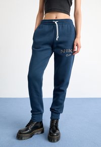 Nike Sportswear LOGO - Joggebukse - armory navy