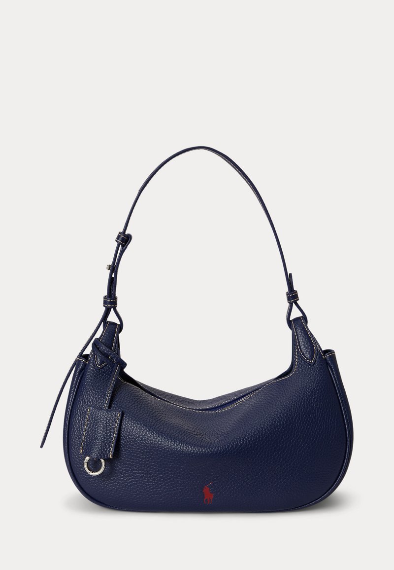 Borsa a tracolla in pelle strutturata blu navy con una sola tracolla, dettaglio anello argentato e piccolo logo rosso vicino al centro inferiore.