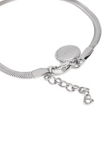 Pulsera de metal plateado con un diseño de malla flexible, que presenta un cierre de charm redondo y una cadena de extensión para un ajuste ajustable.