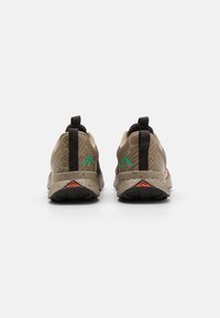 Nike Performance JUNIPER TRAIL 3 - Løbesko trail - khaki/hyper crimson/velvet brown/vintage coral/laser orange/stadium green
