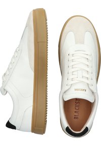Baskets en cuir blanc avec des accents en daim, semelle en caoutchouc beige, bout rond et lacets plats. Comprend un détail de talon noir et un logo en relief.