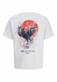 Weißes T-Shirt mit Grafik eines schwarzen Adlers, der seine Flügel über rosa Kirschblüten und einer großen roten Sonne ausbreitet, mit japanischem Text und englischem Slogan darunter.