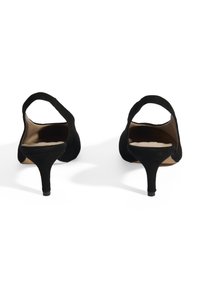 Talons en daim noir avec un petit talon fin et un design à dos ouvert. L'intérieur présente une semelle intérieure lisse couleur beige.